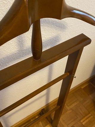 Perchero colgador de madera con ruedas