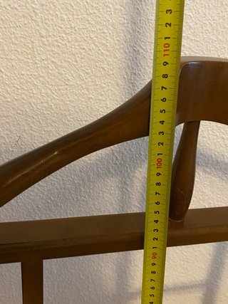 Perchero colgador de madera con ruedas