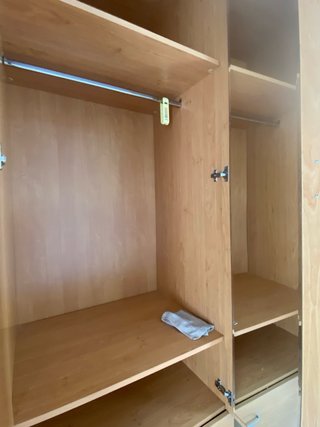 Armario de madera con cajones