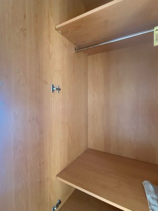 Armario de madera con cajones