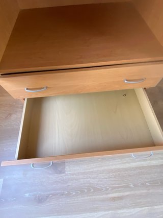 Armario de madera con cajones