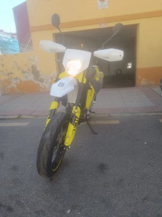 Husqvarna 701 Supermoto Negra y Amarilla