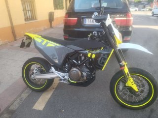 Husqvarna 701 Supermoto Negra y Amarilla