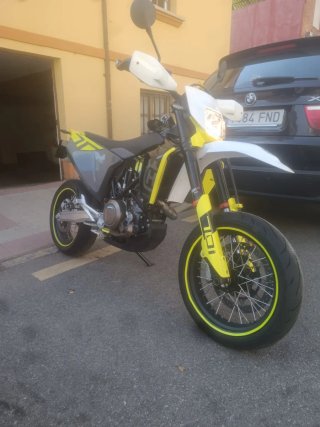 Husqvarna 701 Supermoto Negra y Amarilla