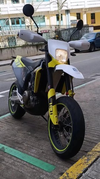 Husqvarna 701 Supermoto Negra y Amarilla