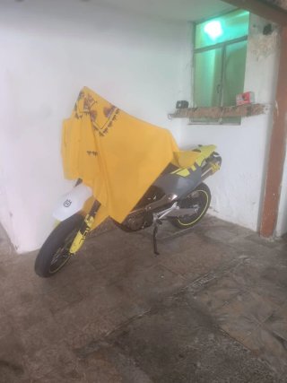 Husqvarna 701 Supermoto Negra y Amarilla