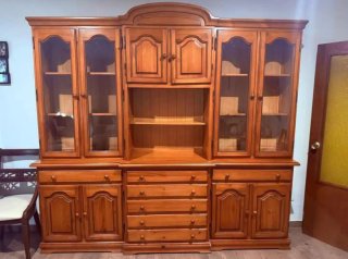 Mueble de madera con vitrinas