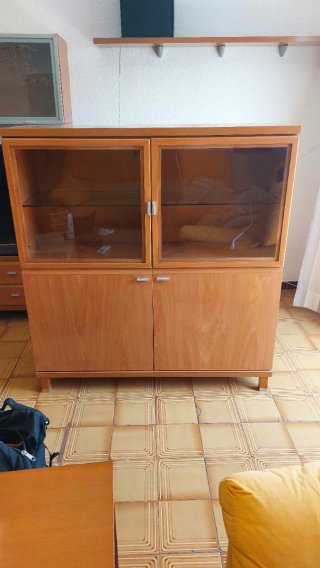 Mueble vitrina madera y cristal
