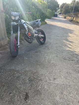 Derbi Senda DRD Supermotard Negra y Rosa