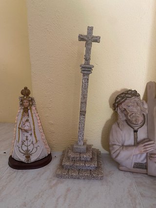 Lote 3 Figuras Religiosas Virgen y Cruz