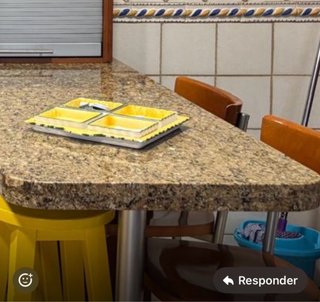 Encimera de granito beige y marrón