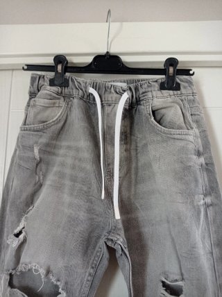 Jeans Bershka vita elasticizzata strappati