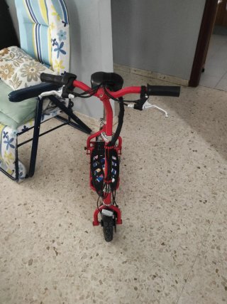 Patinete eléctrico rojo para desguace  buen estado