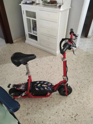 Patinete eléctrico rojo para desguace  buen estado
