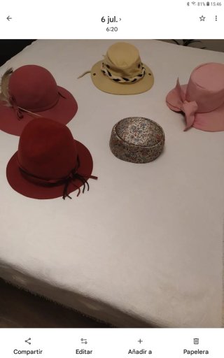 Sombreros de invierno,uno granate y otro rosa palo