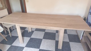 Mesa comedor madera alargada con 4 sillas.