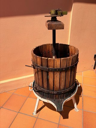 Prensa de vino de madera