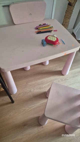 Mesa y 2 Sillas Ikea Rosa Plástico