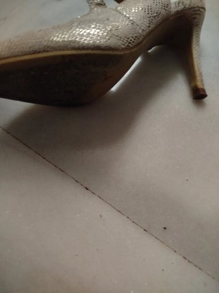 Zapatos de tacón dorados mujer
