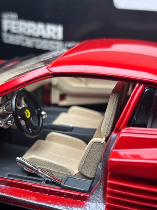 Ferrari Testarossa (1984) Bburago 1:18 con Scatola