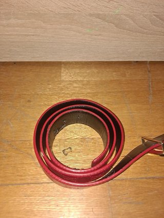 Cinturón Gucci Rojo con Hebilla Dorada