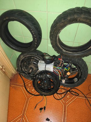 Patinete eléctrico completo.I otro para piezas