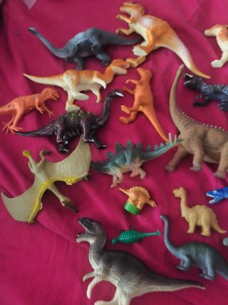Lote de dinosaurios de juguete