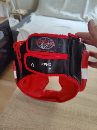 Casco de boxeo WMA rojo y negro