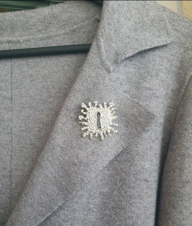 Broche plateado con cristales y perlas acrílicas