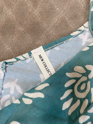 Top verde y blanco con estampado floral