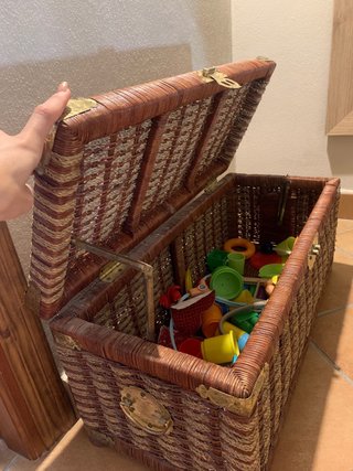 Baúl mimbre y dorado con detalles metálicos