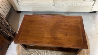Mesa de centro de madera y yute