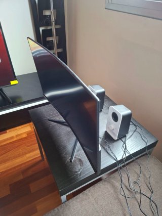 Monitor 23,8 pollici con altoparlanti integrati