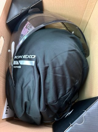 Casco de moto negro brillante