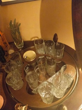 Camarera de madera y cristal