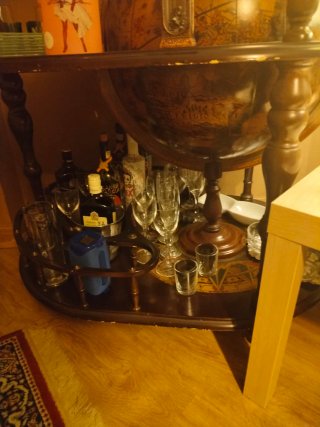 Camarera de madera y cristal