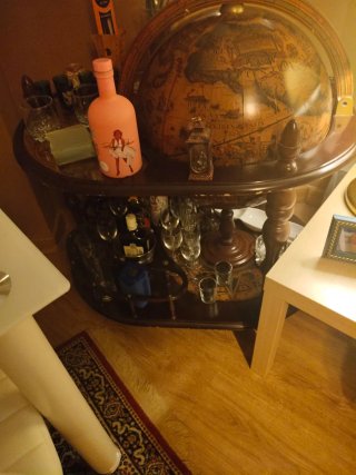 Camarera de madera y cristal