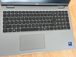 Dell Precision 3590 ultra 7 32GB -inglés intl