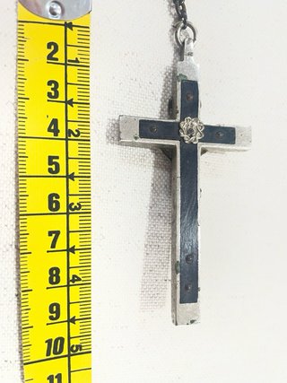 Rosario antiguo de madera con crucifijo