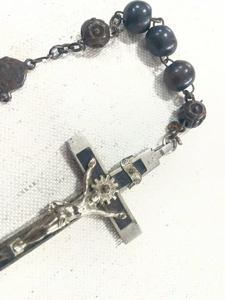 Rosario antiguo de madera con crucifijo
