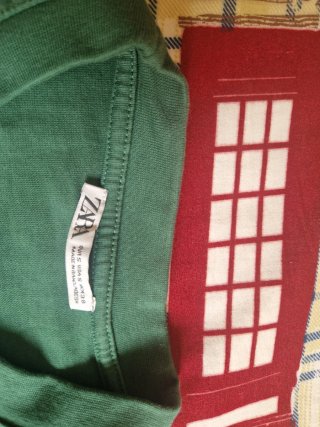 Camiseta Zara verde con texto