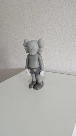 Muñeco gris KAWS de 20 cm