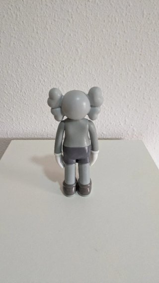 Muñeco gris KAWS de 20 cm