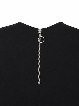 Top negro elegante con hebilla