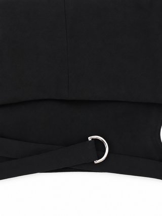 Top negro elegante con hebilla