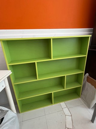 Estantería librería verde con compartimentos