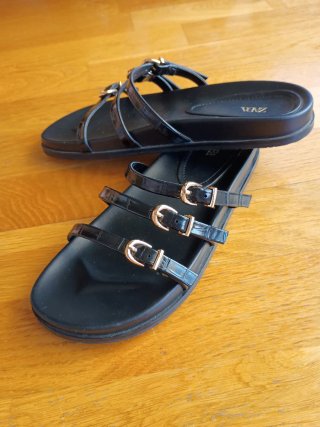 Sandalias Zara negras tiras hebilla dorada