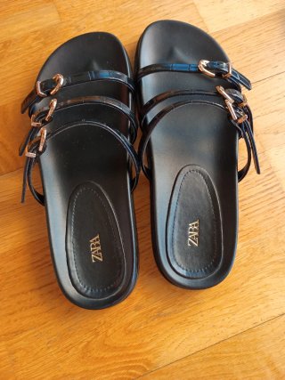 Sandalias Zara negras tiras hebilla dorada