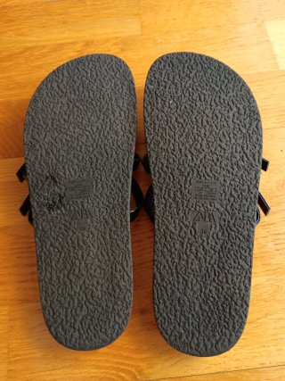 Sandalias Zara negras tiras hebilla dorada