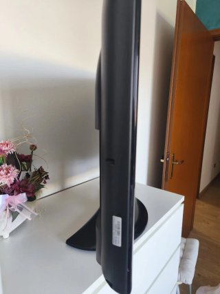TV LCD LG 32' con piedistallo